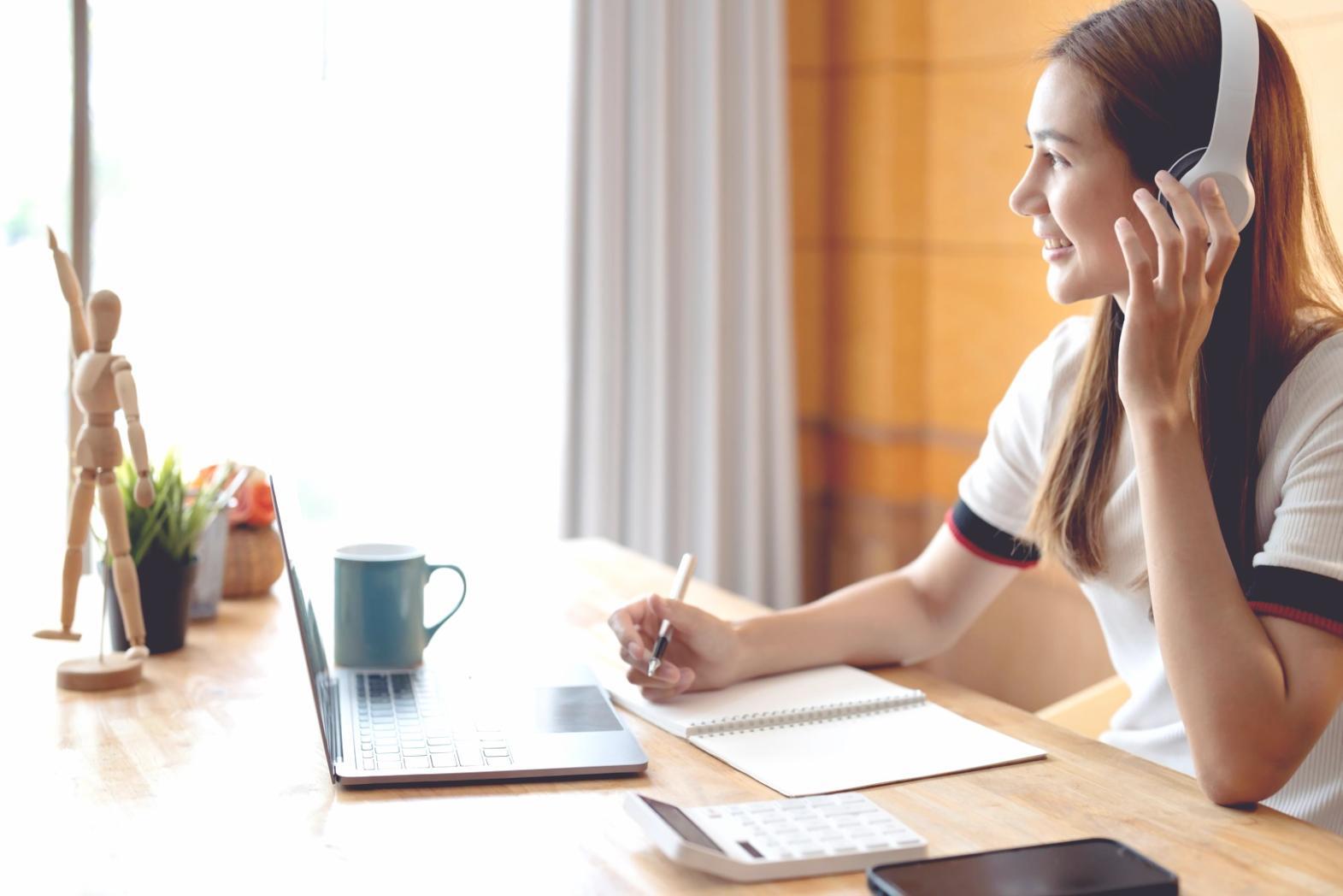 Studenti durante una sessione pratica di sviluppo AR/VR nel laboratorio