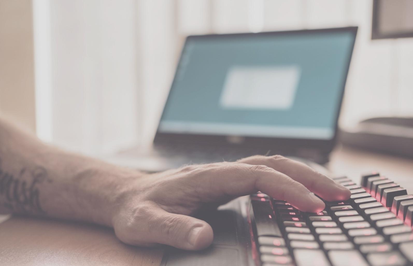 Schermata mobile con elementi AR sovrapposti a location esterna