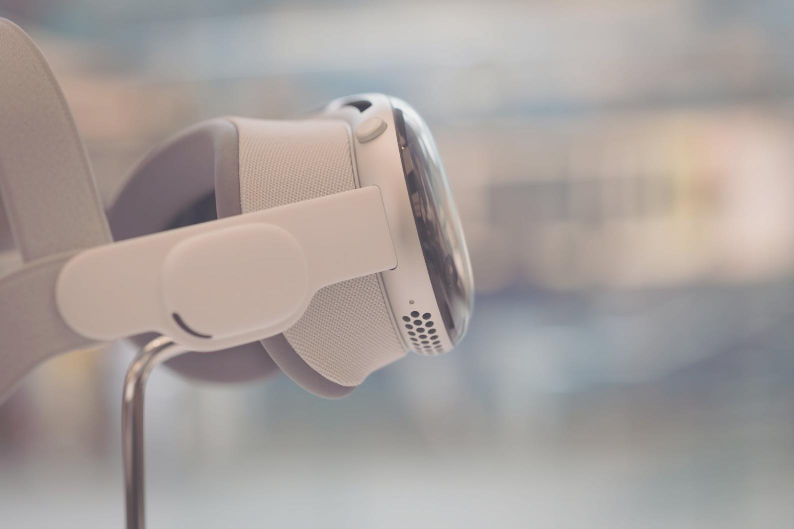 Team che collabora su progetto di gioco cross-platform